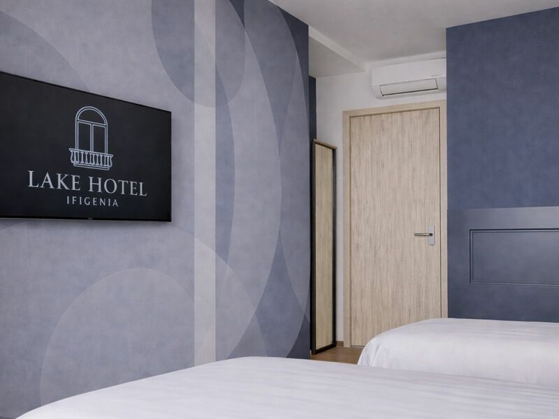 Camera Tripla Superior con Vista Lago